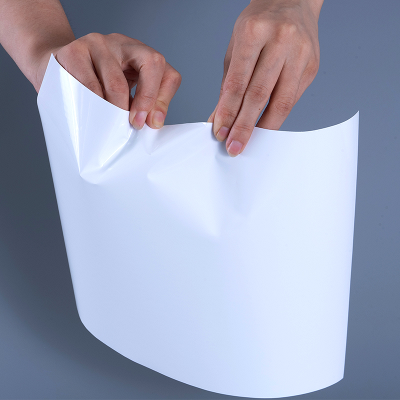 Bahan label filem vinil 25mic gloss dengan roll jumbo pelekat akrilik untuk percetakan inkjet